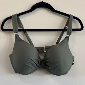 💚 La Vie en Rose Green Swim Top with Molded Cups
Size Small DD